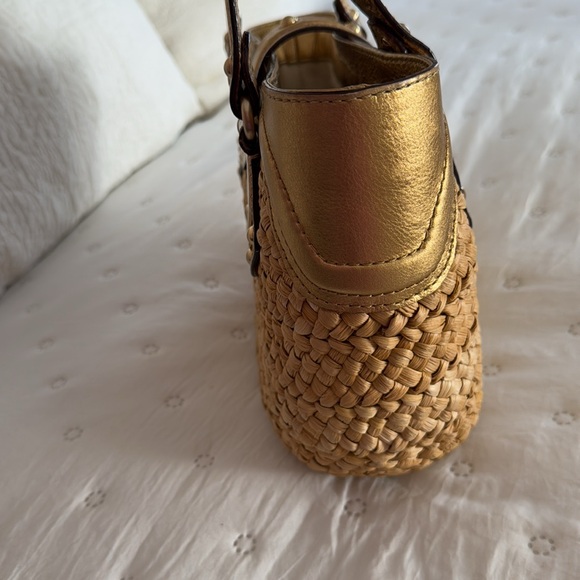 Michael Kors basket weave bag. Gold - Picture 8 of 9